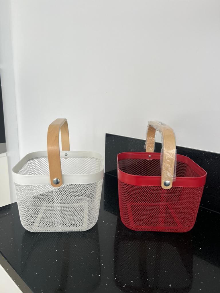 Rode (IKEA) metalen netmandjes (2x) 24x24x17(lxbxh), Huis en Inrichting, Woonaccessoires | Schalen en Manden, Ophalen of Verzenden