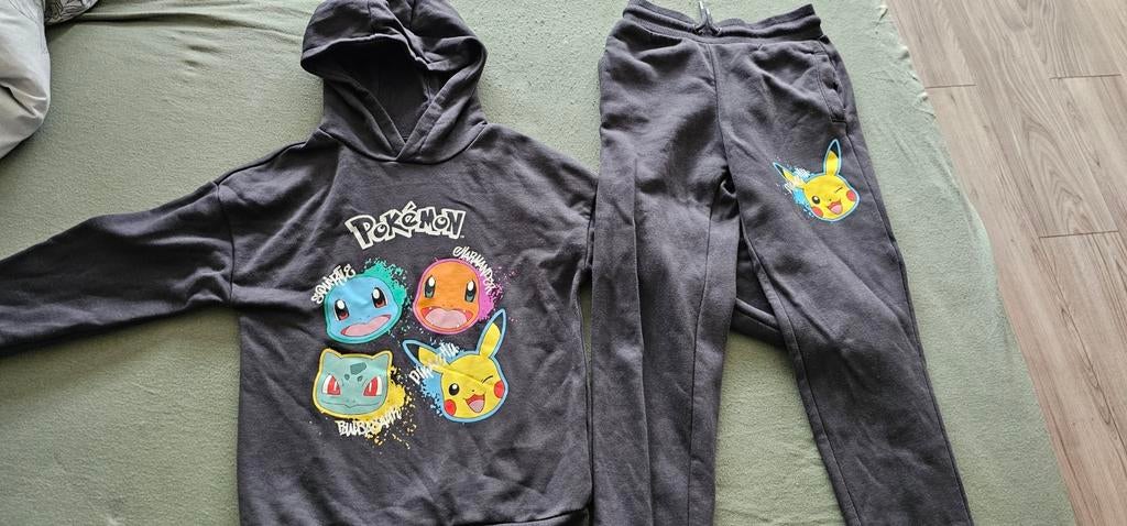 Pokémon Trainingspak - Hoodie en Broek (Maat 128), Ophalen, Gebruikt, Setje, Jongen