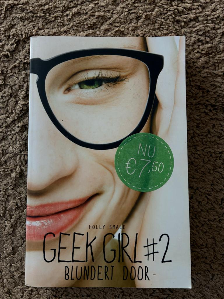 Geek Girl #2: Blundert Door - Holly Smale, Ophalen of Verzenden, Zo goed als nieuw, Europa overig