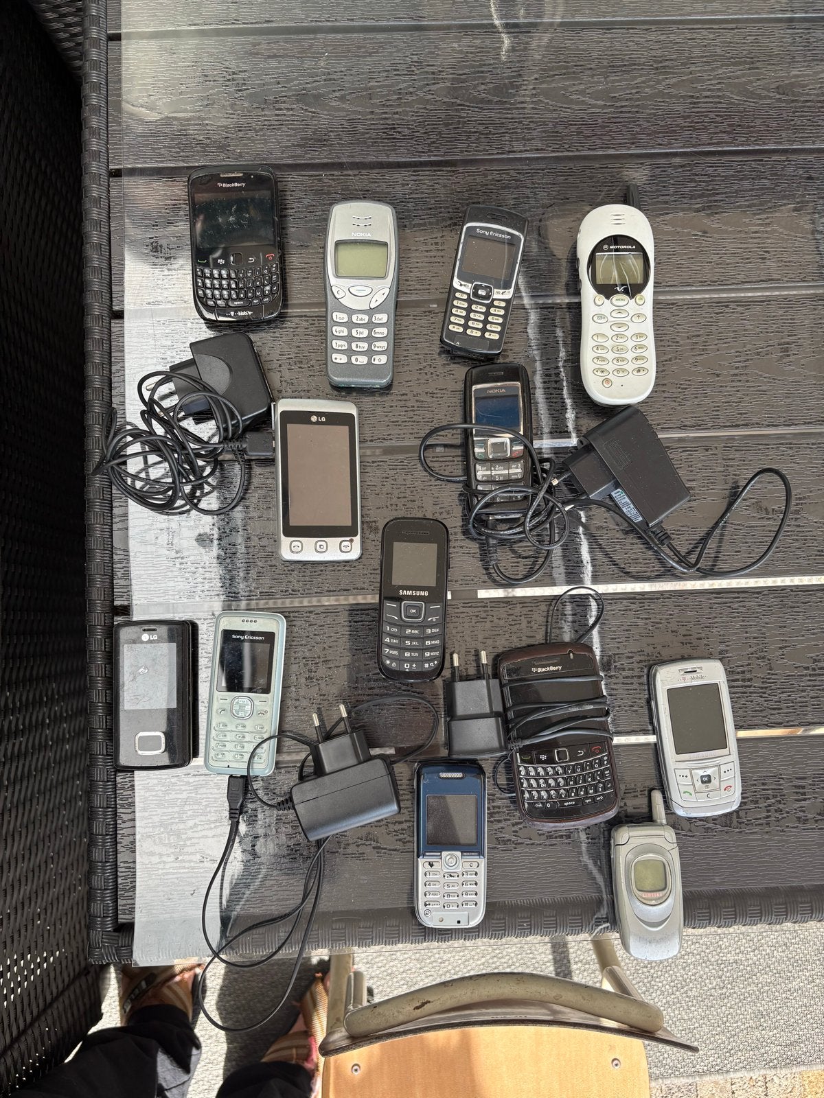 Partij oude mobiele telefoons met laders, Telecommunicatie, Gebruikt, Overige modellen, Ophalen of Verzenden, Minder dan 3 megapixel