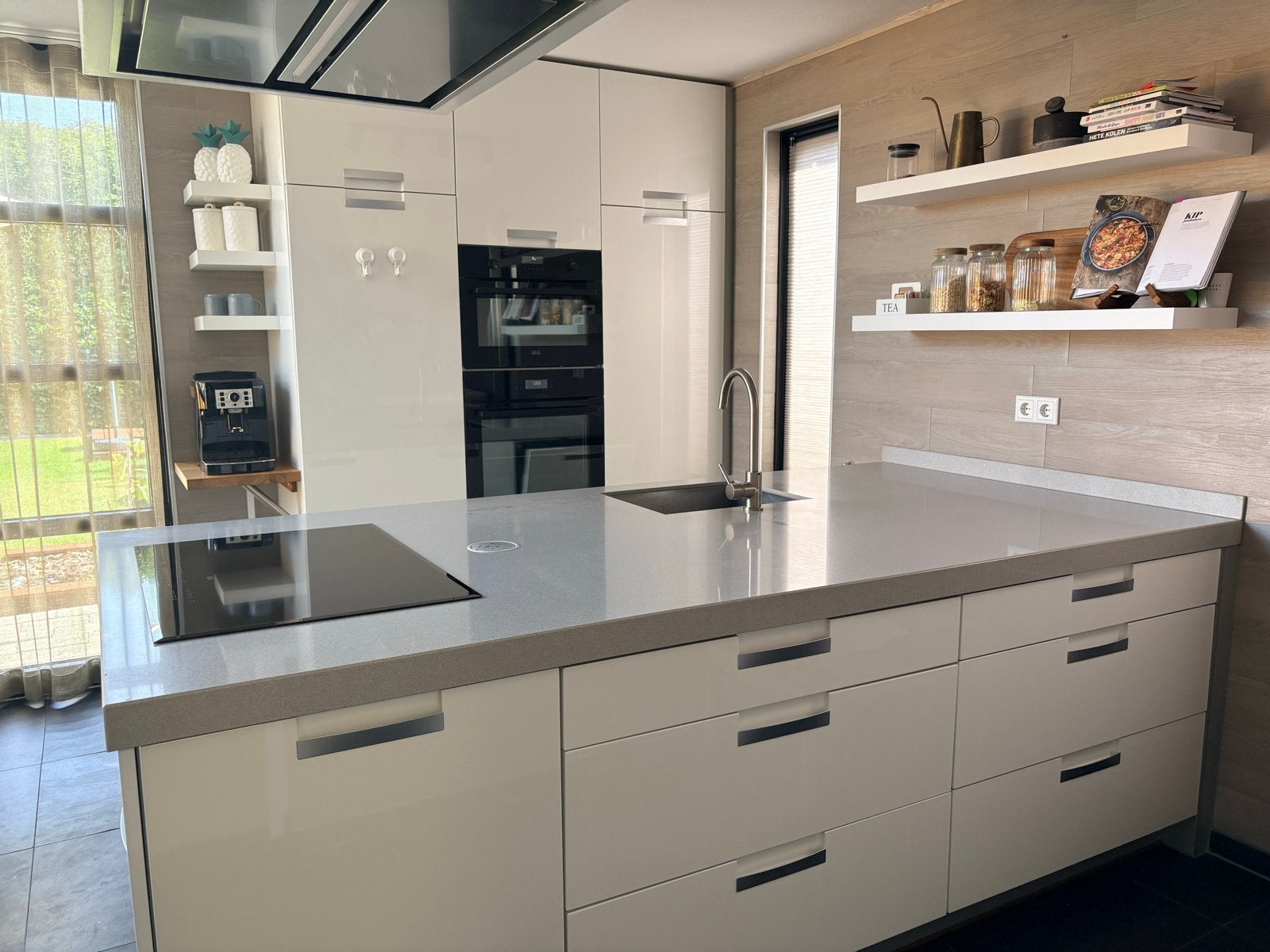 Moderne keuken met kookeiland en inbouwapparatuur, Ophalen, Gebruikt, Wit, Met kookeiland