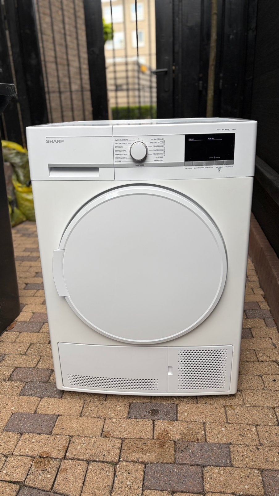 Te koop zgan sharp condensdroger met afvoer en opvangbak., Ophalen, 6 tot 8 kg, Zo goed als nieuw, Voorlader
