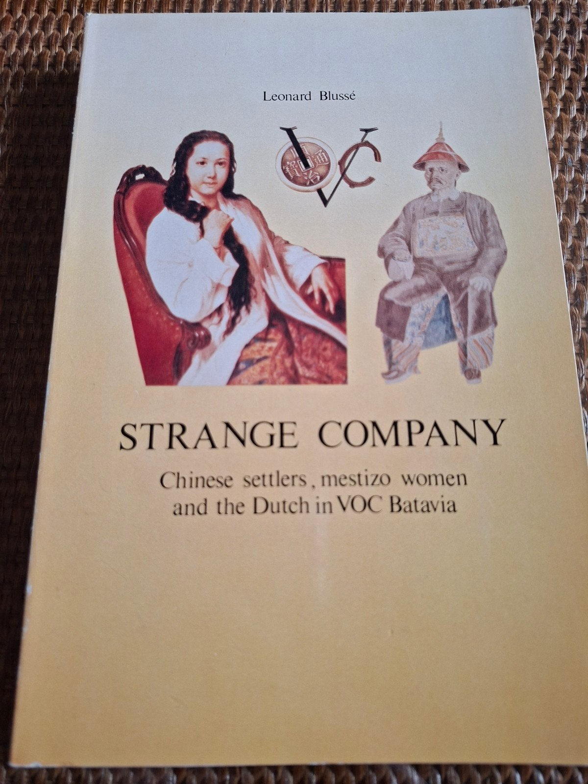 Strange Company  VOC Batavia (Indië), Boeken, Ophalen of Verzenden, 17e en 18e eeuw, Gelezen