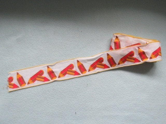 2 meter vintage band of lint met potloden geel oranje NIEUW, Ophalen of Verzenden, Nieuw, Lint, Band of Elastiek