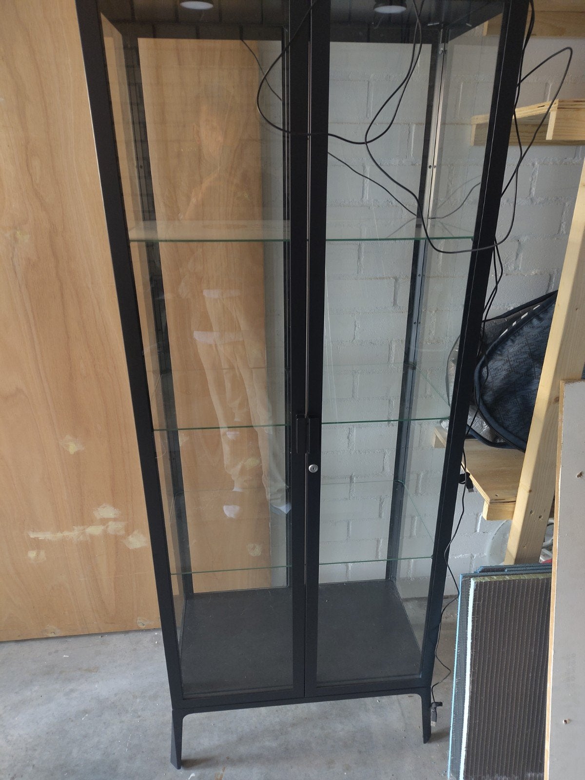 IKEA Milsbo Vitrinekast - Zwart met glazen planken, Ophalen, Met deur(en), Modern, Industrieel, 50 tot 100 cm