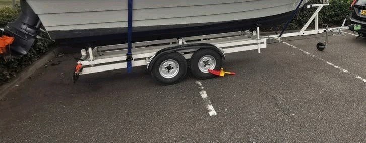 Boottrailer dubbele as tendemast trailer. Motorboot sloep, Ophalen