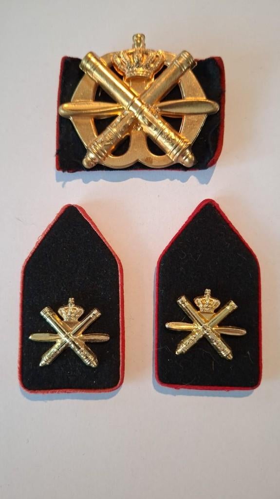 Baret emblemen & kraagspiegels 42, Ophalen of Verzenden, Landmacht, Nederland, Embleem of Badge