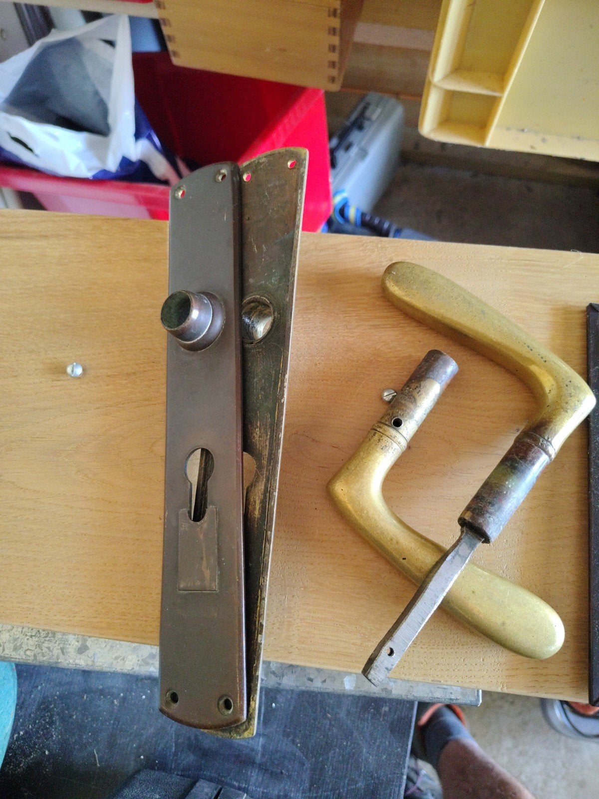 Antiek messing klinkstel, zware uitvoering, 22 cm schilden, Doe-het-zelf en Verbouw, Ophalen of Verzenden, Gebruikt, Koper of Messing