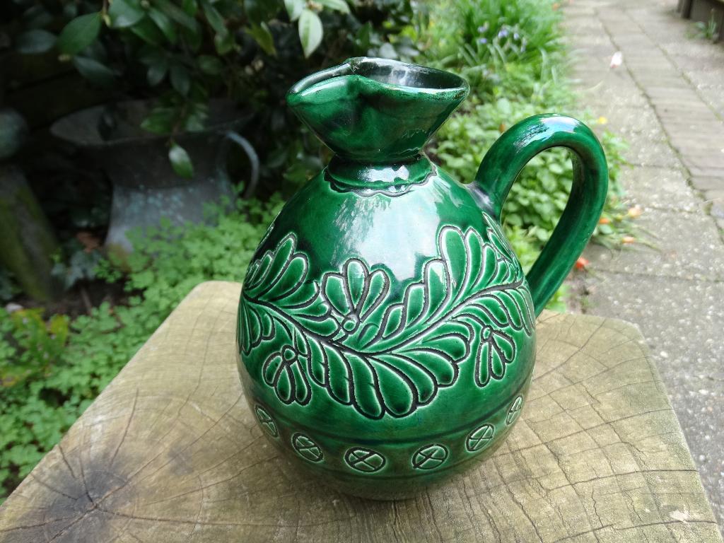 Groen kruikje, groene kruik wijnkan, handvat, bewerkt reliëf, Antiek en Kunst, Ophalen of Verzenden
