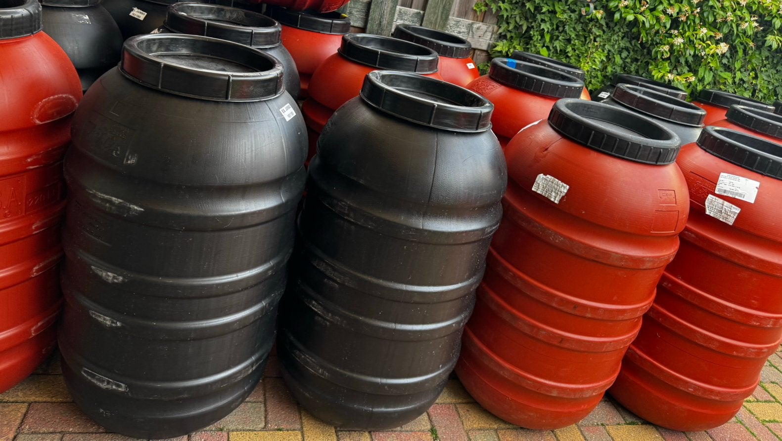 Zwart of Rood ,220 Litre, 150 liter of meer, Ophalen of Verzenden, Gebruikt, Kunststof