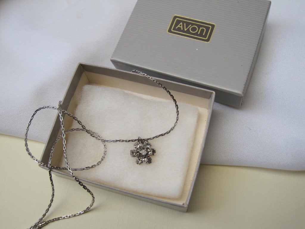 Ketting /hanger bloemetje met rijnsteentjes, Overige kleuren, Verzenden, Zo goed als nieuw, Overige materialen