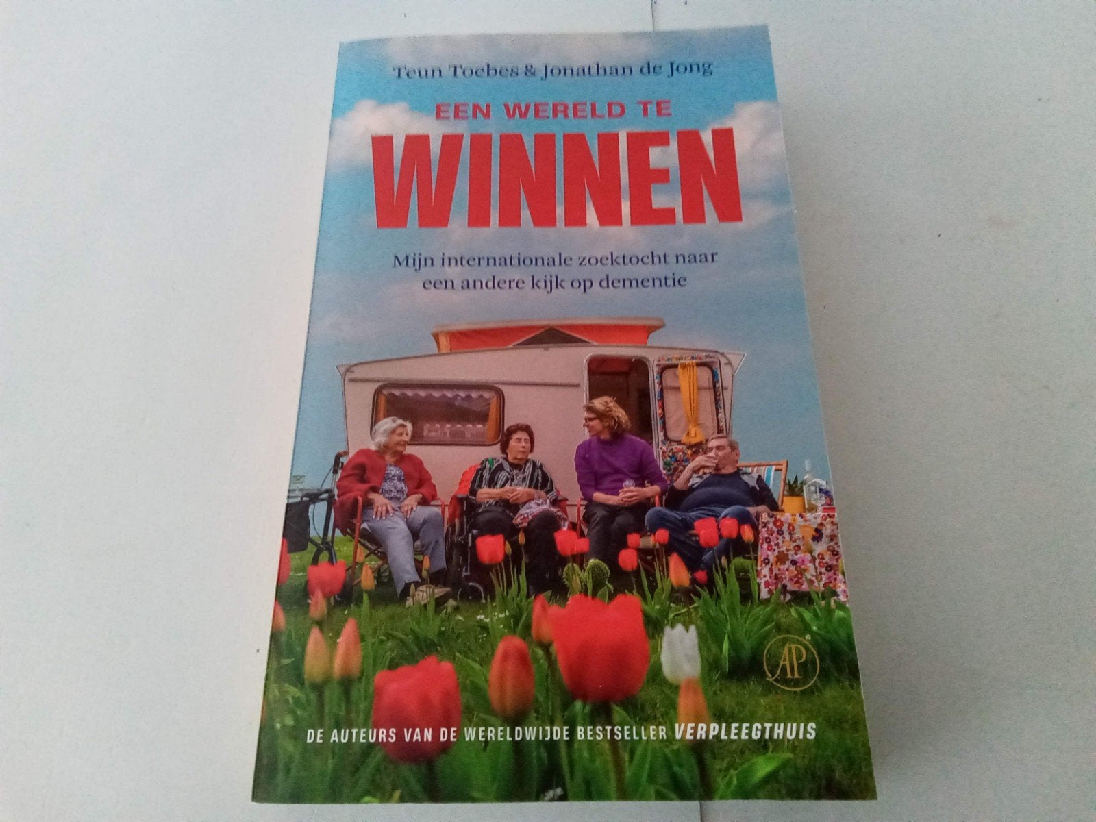 Een wereld te winnen ( Teun Toebes & Jonathan de Jong, Ophalen of Verzenden, Zo goed als nieuw