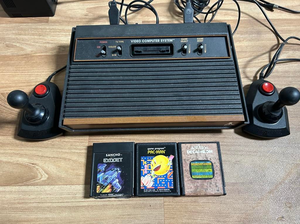 Mooie Atari 2600 Woody 4-switch, Spelcomputers en Games, Spelcomputers | Atari, Zo goed als nieuw, Atari 2600, Met 2 controllers