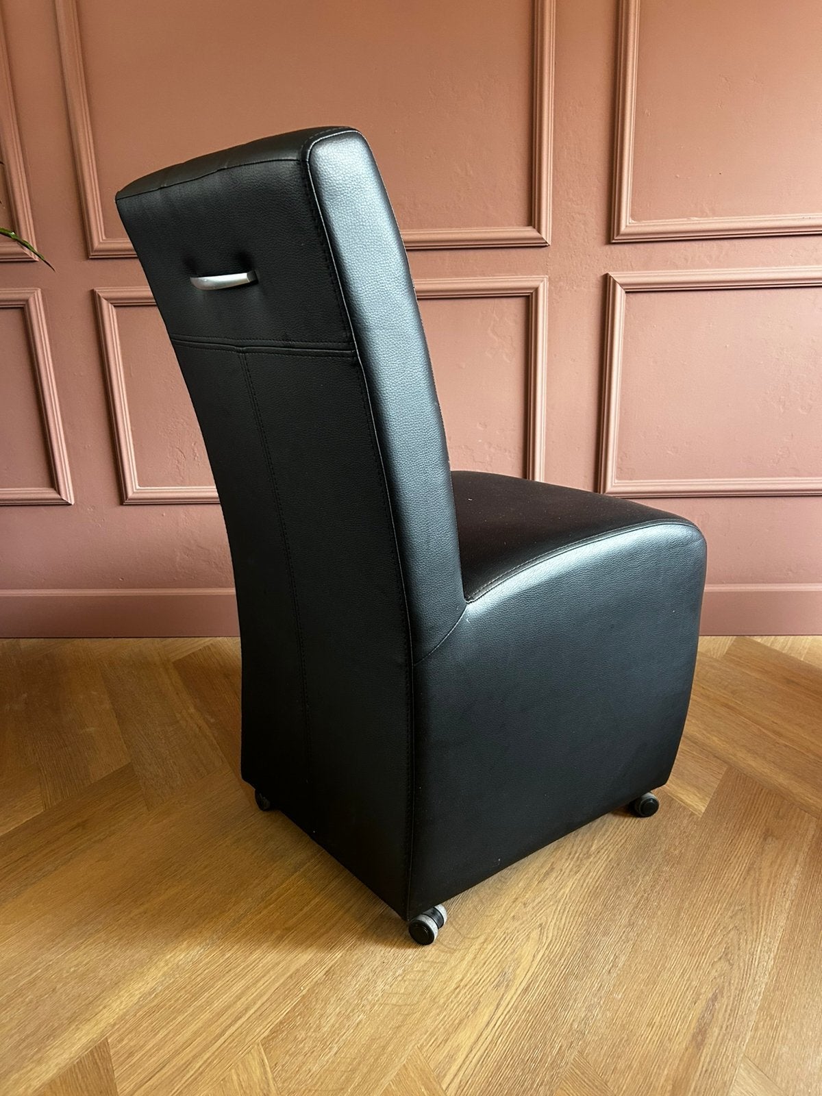 GRATIS 6 zwarte eetkamerstoelen op wieltjes, Huis en Inrichting, Fauteuils, Ophalen, Overige materialen, Gebruikt, Minder dan 75 cm