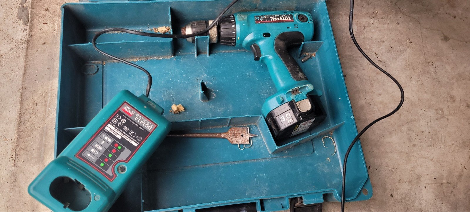 Makita 6337D Boor- en Schroefmachine met Oplader, Ophalen, Gebruikt, Variabele snelheid, Boor- en Schroefmachine