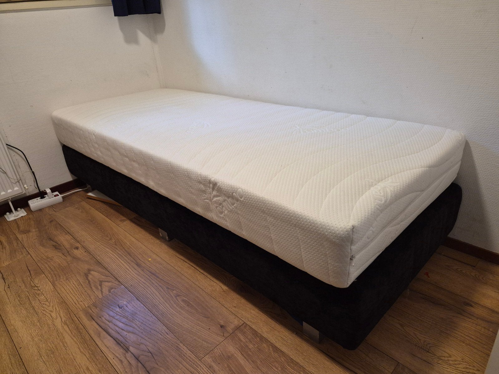 gratis Norma Classic Boxspring met matras - Zo goed als nieu, Huis en Inrichting, Ophalen, Eenpersoons, Zwart, Zo goed als nieuw