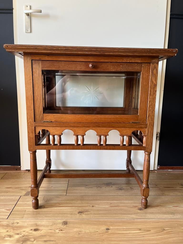 Antiek theekastje met facet geslepen glas en dienblad., Ophalen