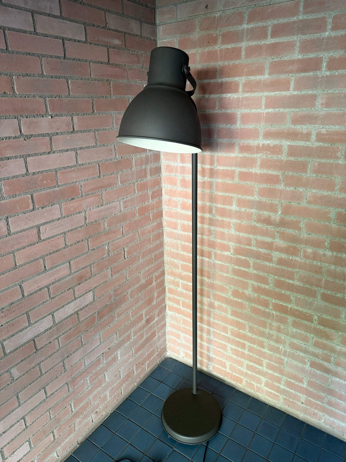 Grijze vloerlamp met grote kap, Ophalen, Gebruikt, E27 (groot), Metaal