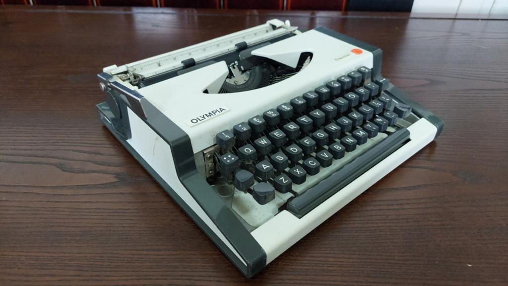 Vintage typmachine Olympia Traveller met gebruiksaanwijzing, Diversen, Typemachines, Ophalen of Verzenden