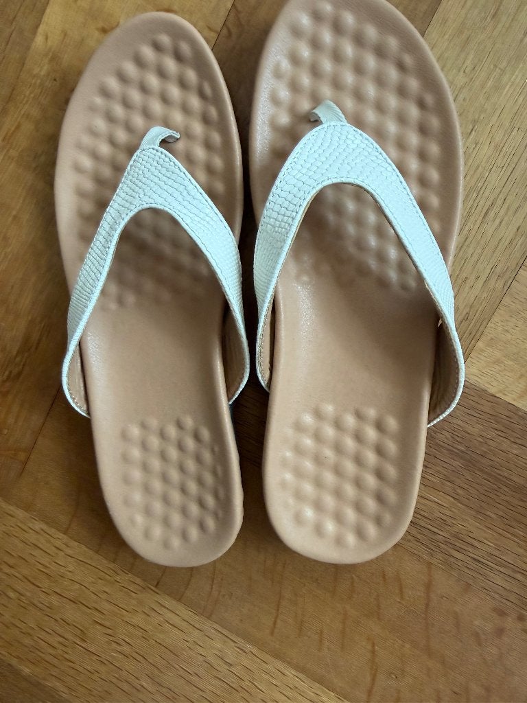 Witte slippers met steunzolen van leer, maat 39, Kleding | Dames, Schoenen, Slippers, Wit, Nieuw, Ophalen of Verzenden