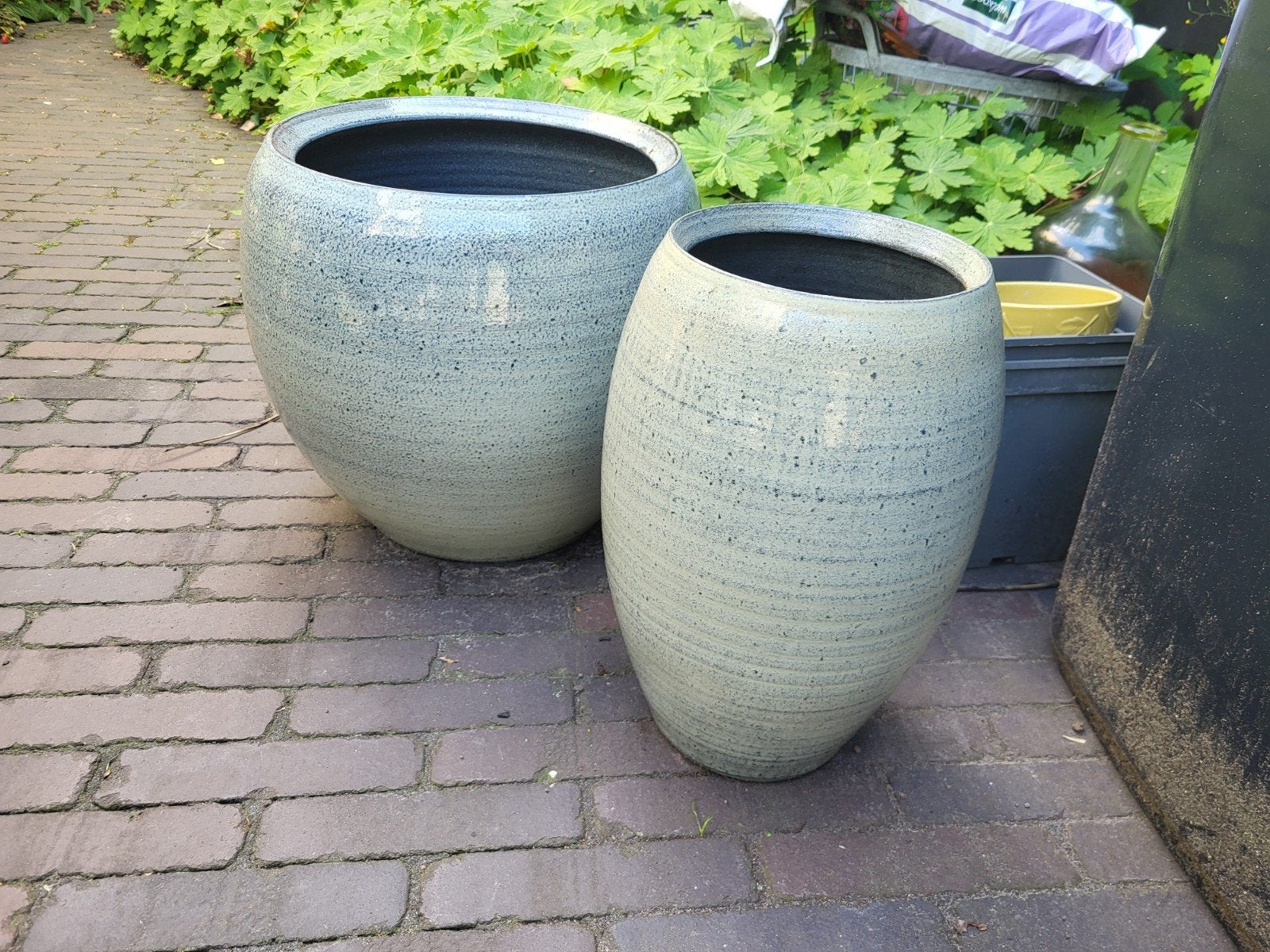 Twee grote bloempotten voor binnen, Ophalen