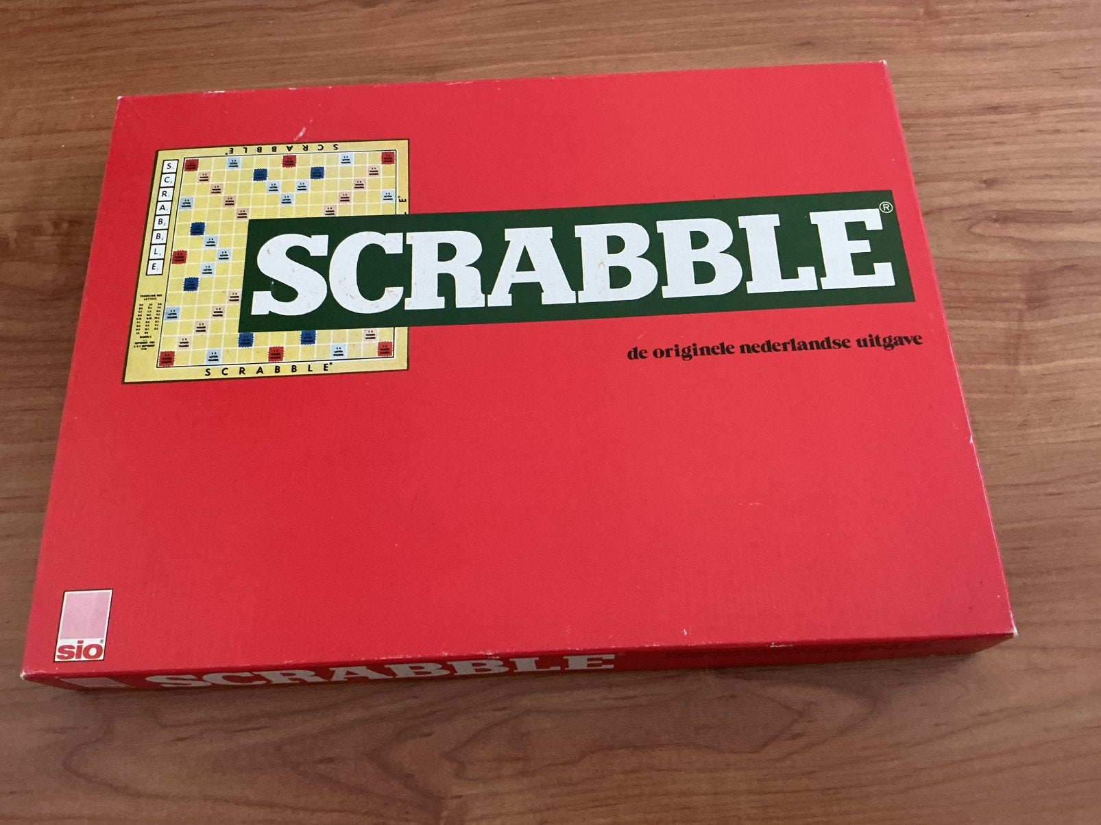 Scrabble van SIO met HOUTEN letters compleet en spel oogt NW, Hobby en Vrije tijd, Ophalen of Verzenden, Zo goed als nieuw