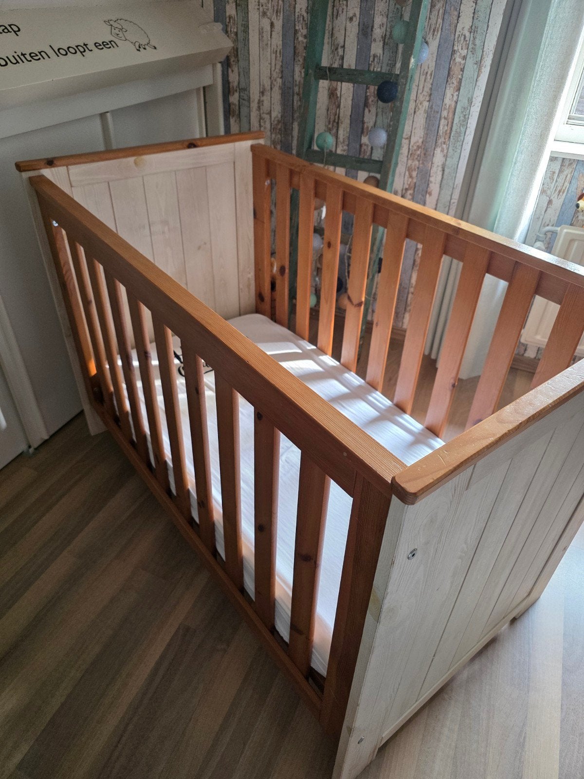 Complete babykamer: Ledikant, commode, kast en wandplank, Ophalen, 50 tot 70 cm, 105 cm of meer, Opstaande rand