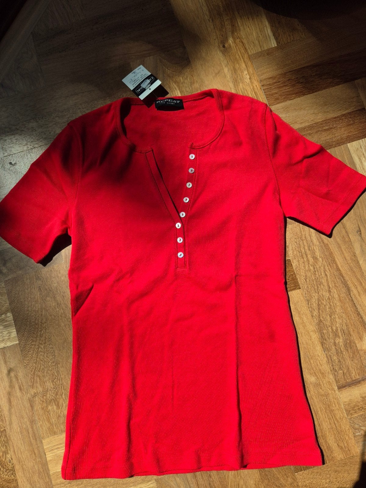 Repeat nieuw rood T-shirt met knoopjes, maat 36 (S), Repeat The Shirt, Nieuw, Ophalen of Verzenden, Korte mouw