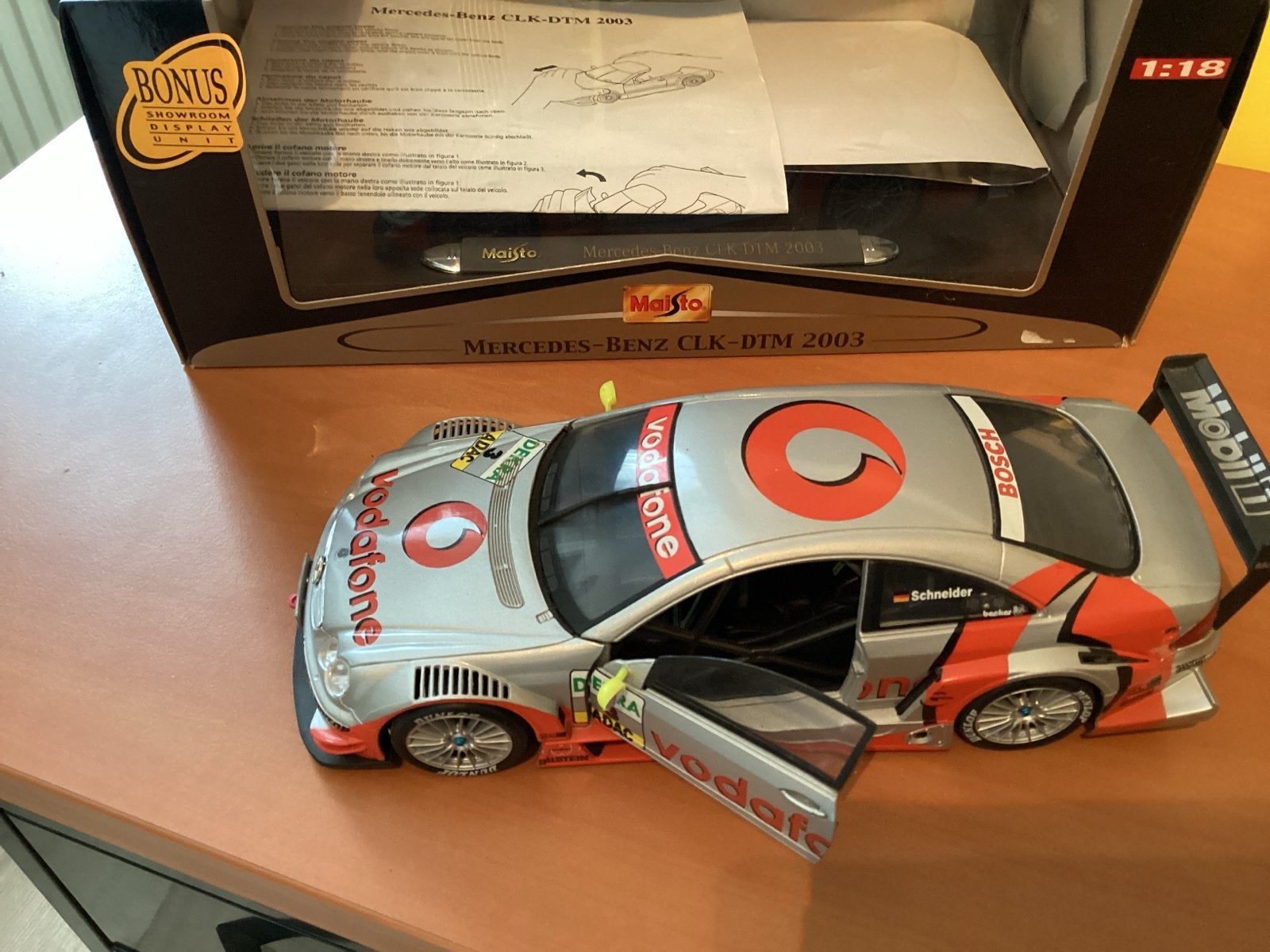 Maisto Mercedes-Benz CLK-DTM 2003 Vodafone 1:18, Hobby en Vrije tijd, Ophalen of Verzenden, Zo goed als nieuw, Auto, Maisto