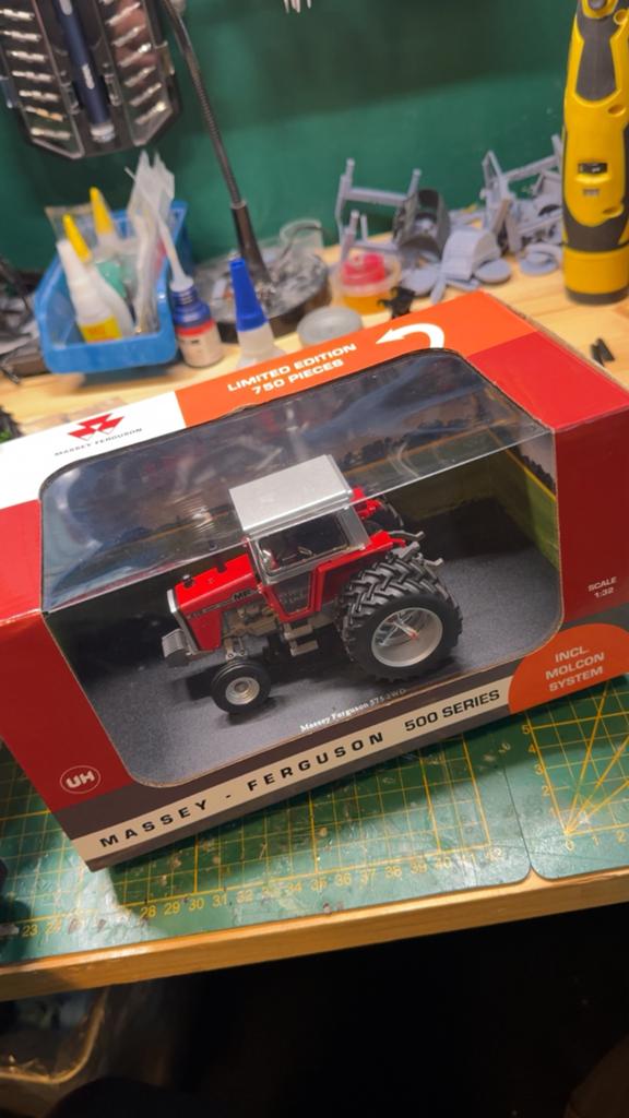 MF 575 met dubbellucht, Ophalen of Verzenden, Nieuw, Tractor of Landbouw, Universal Hobbies
