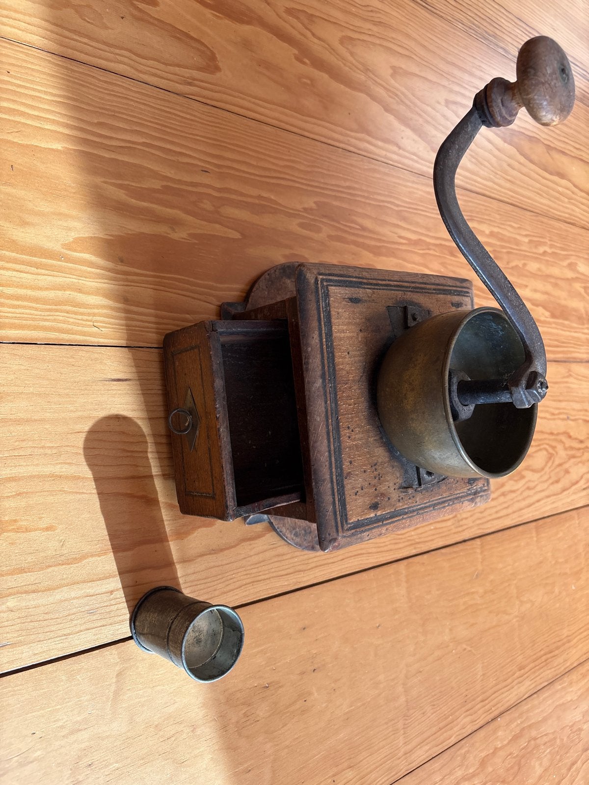 Prachtige antieke houten koffiemolen, messing trechter, Ophalen of Verzenden