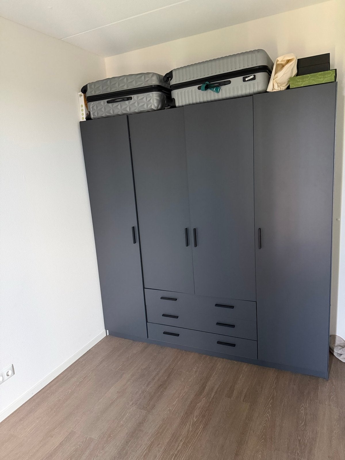 Kledingkast 4-deurs Antraciet 200x196x50 cm, Huis en Inrichting, Ophalen, 200 cm of meer, 150 tot 200 cm, Zo goed als nieuw