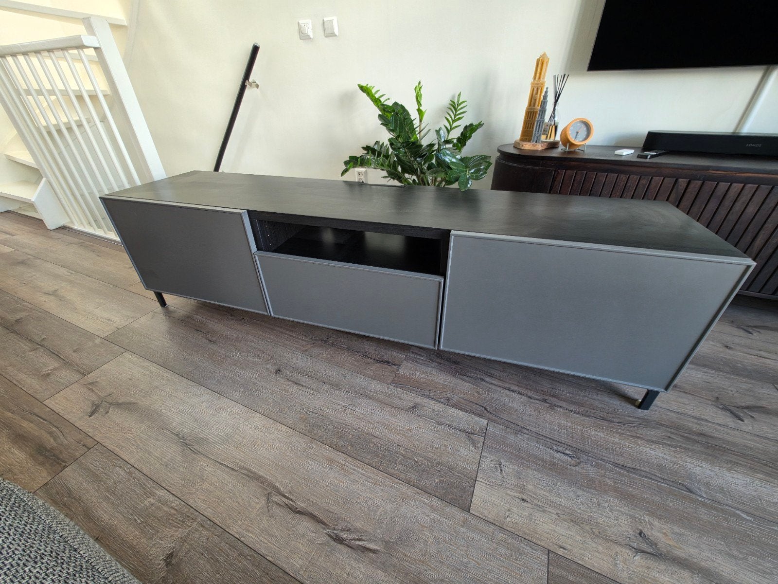 IKEA BESTÅ TV meubel met NANNARP ijzeren poten, Huis en Inrichting, Kasten | Televisiemeubels, Gebruikt, 150 tot 200 cm, Minder dan 100 cm