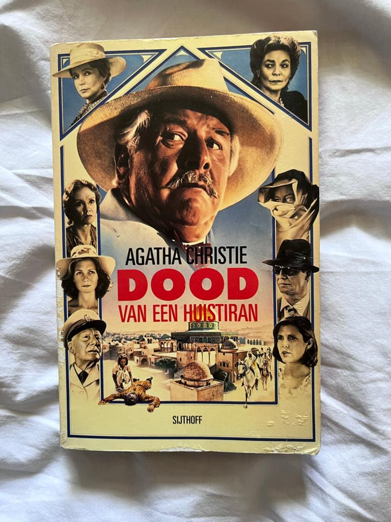 Agatha Christie - Dood van een Huistiran (1988), Ophalen of Verzenden, Gelezen, Tv-bewerking