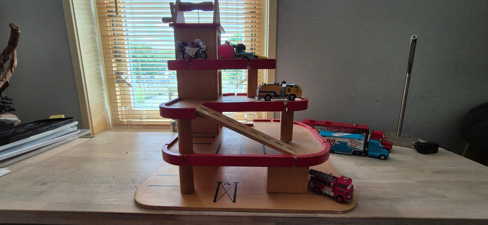 Houten parkeergarage met auto's, Kinderen en Baby's, Ophalen of Verzenden, Gebruikt
