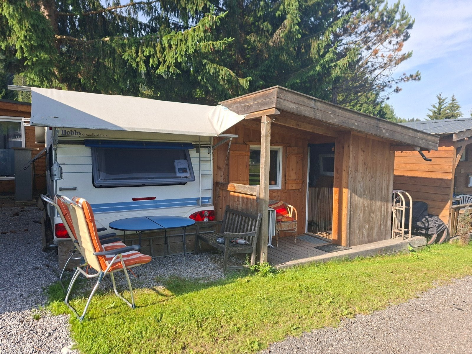 Te koop caravan met houten chalet. Brixen im Thale, Tirol., Overige typen, Rondzit, Hobby, Tot en met 6
