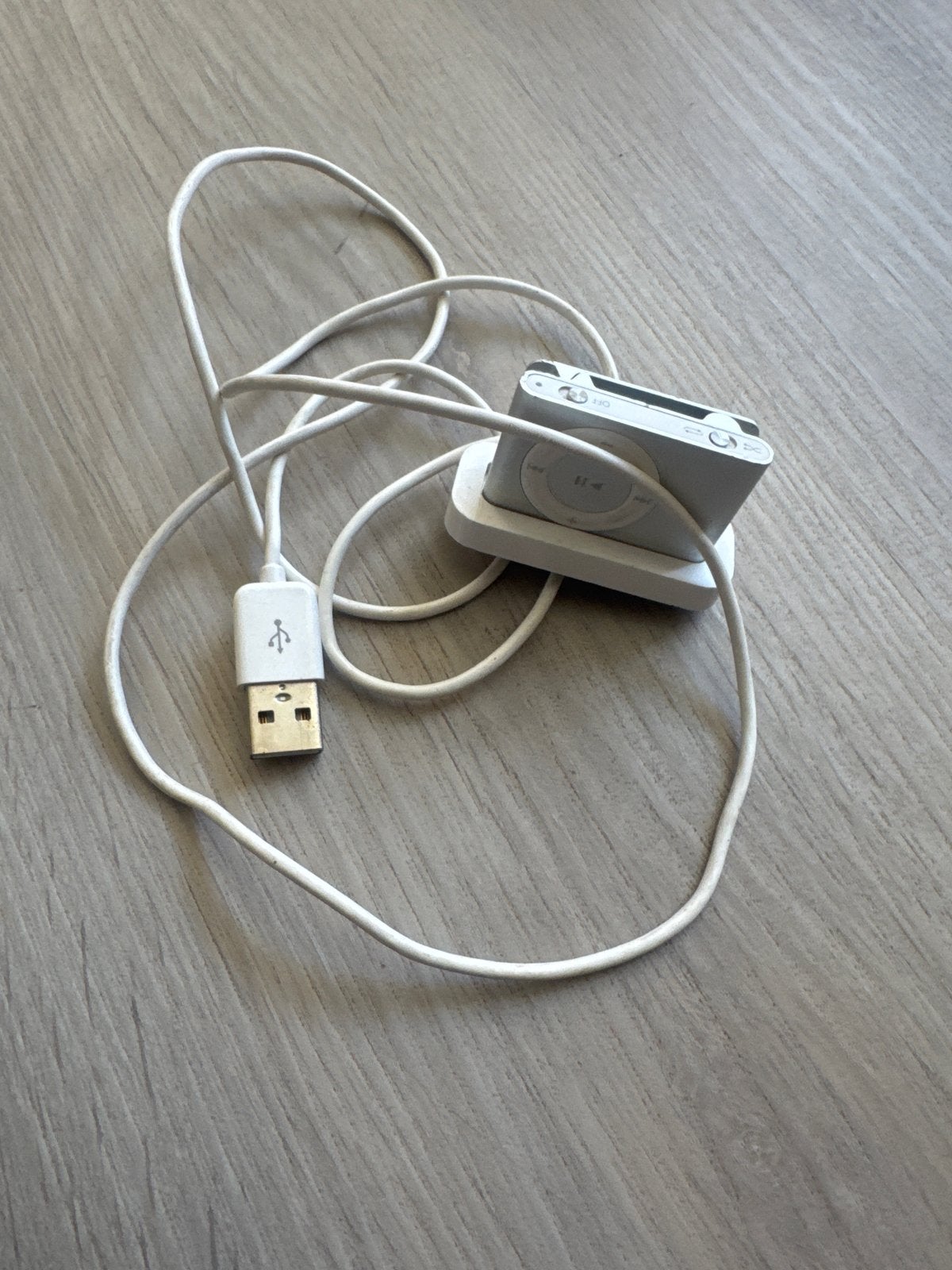 Apple iPod Shuffle 2e generatie met oplaadstation, Gebruikt, Shuffle, Zilver, Minder dan 2 GB