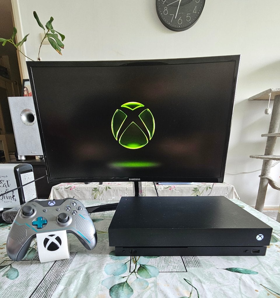 Xbox One X met Halo 5 controller en Samsung curved scherm, Ophalen, Gebruikt, 1 TB, Met 1 controller