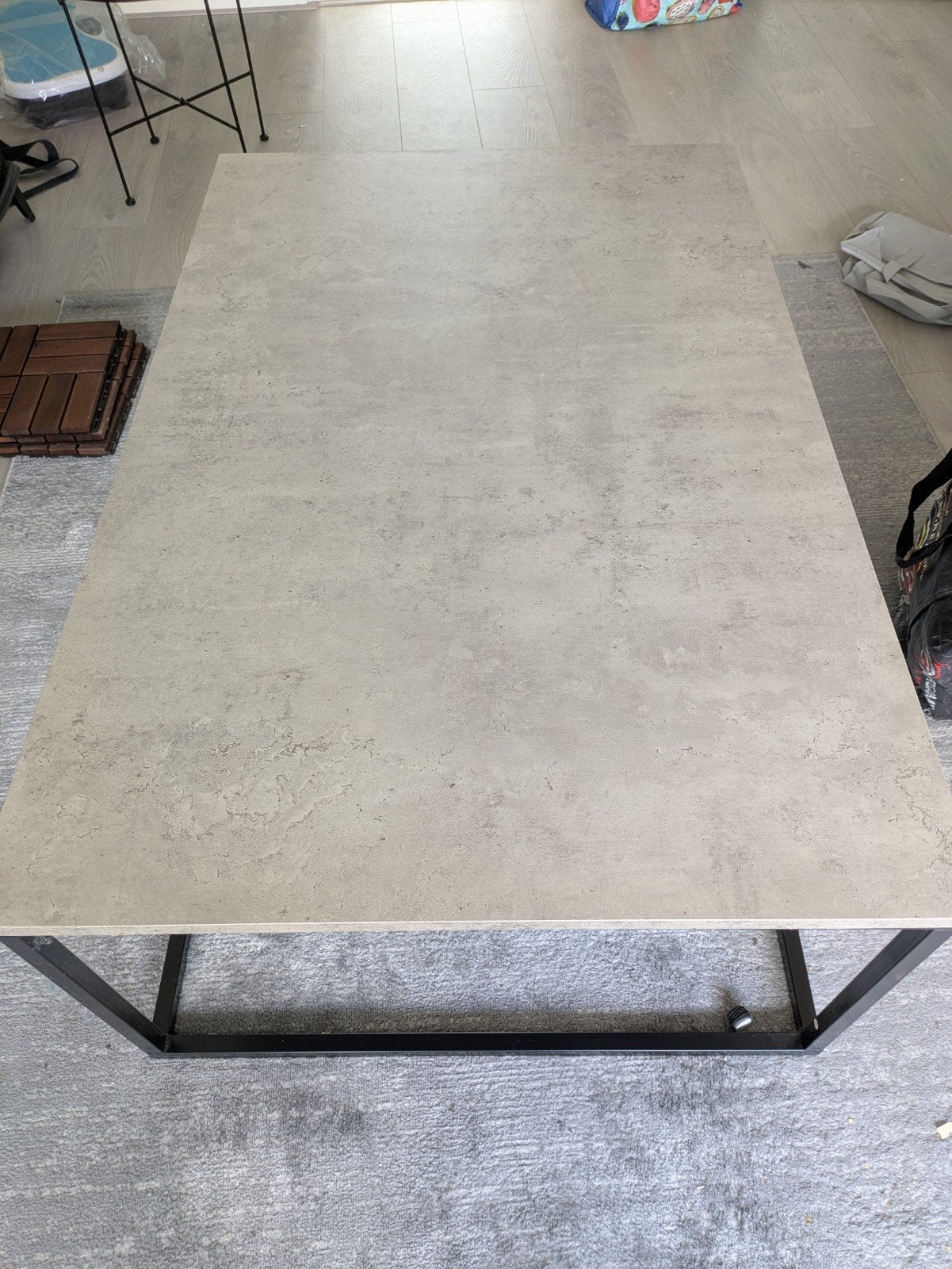 Moderne salontafel met betonnen blad en metalen onderstel, Huis en Inrichting, Tafels | Salontafels, 100 tot 150 cm, Modern, Industrieel