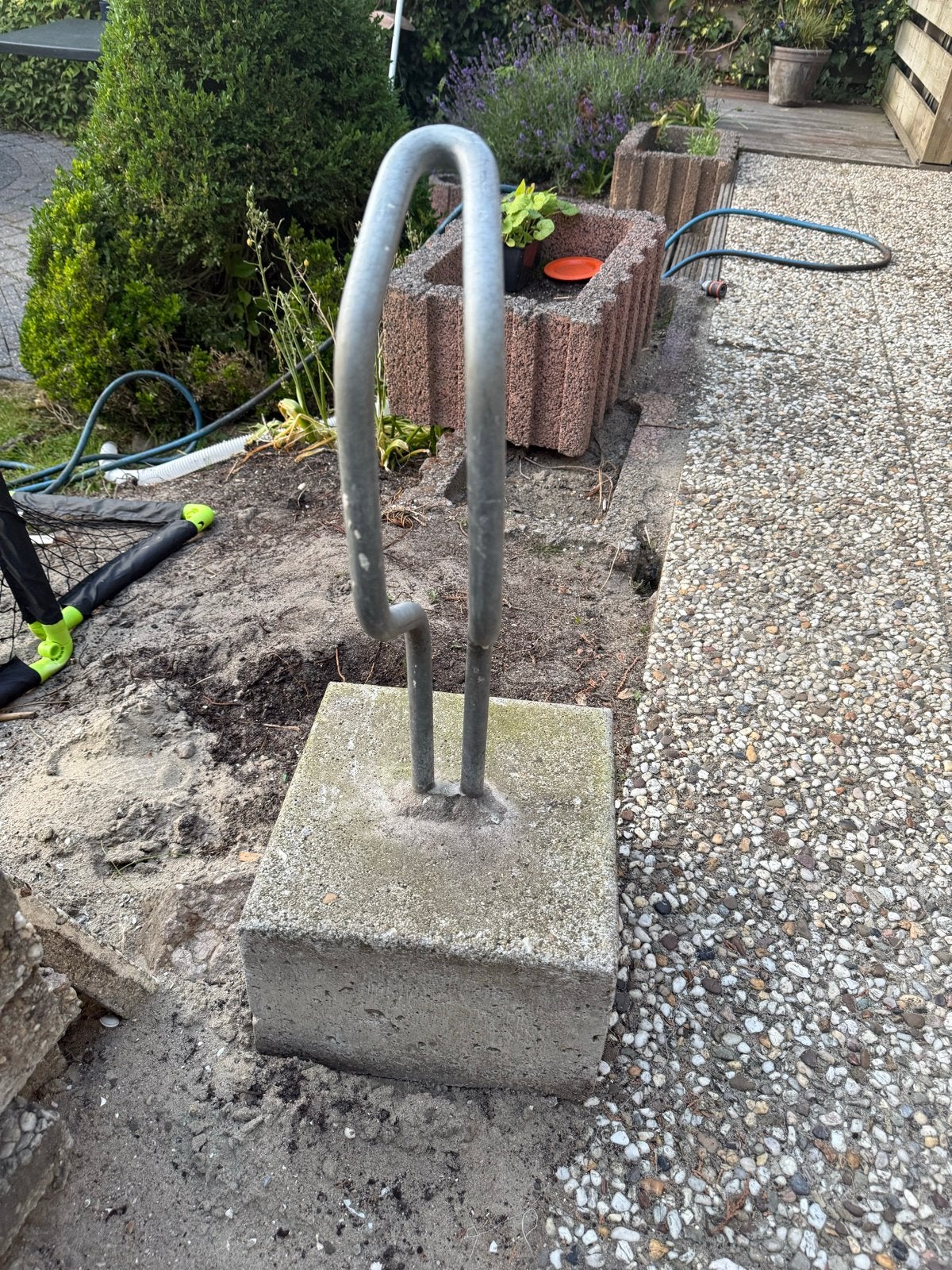 Fietsenrek op betonnen voet, Ophalen, Zo goed als nieuw
