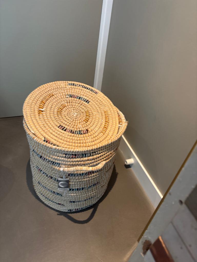 Gevlochten rieten mand met deksel - Handgemaakt, Huis en Inrichting, Ophalen, Mand, Rond, Zo goed als nieuw