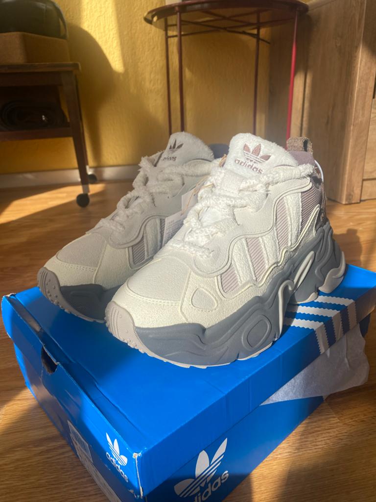 Adidas Ozthemis - Nieuw met labels, Beige, Nieuw, Ophalen of Verzenden, Sneakers of Gympen
