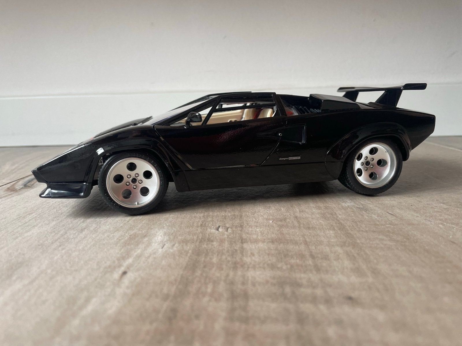 Bburago Lamborghini Countach 1988 – Zwart, Made in Italy, Ophalen of Verzenden, Zo goed als nieuw, Auto, Bburago