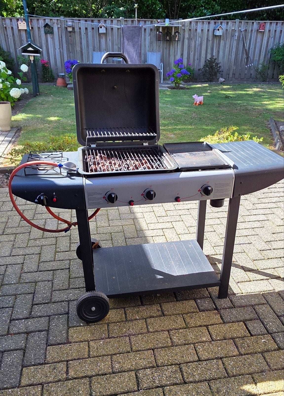 Gasbarbecue met zijbrander en wielen en hoes, Ophalen, Gebruikt, Onbekend
