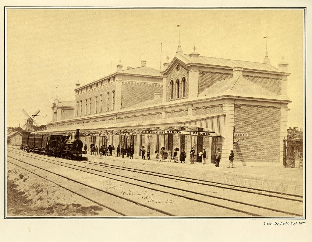 foto station Dordrecht 1872 met molen de Nieuwe Eendracht, Foto, Ophalen of Verzenden, Zo goed als nieuw, Voor 1940