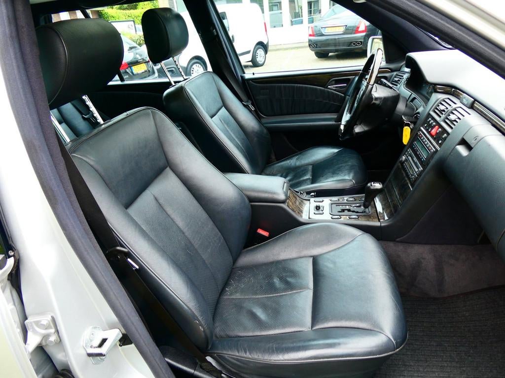 Mercedes-Benz E-klasse Combi 240 6-Cilinder 170pk Youngtimer, Auto's, Mercedes-Benz, Gebruikt, Zwart, Leder, 2398 cc