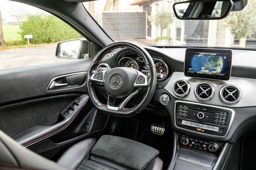 Mercedes-Benz GLA-klasse 180 Business Solution AMG Night Upg, Auto's, Mercedes-Benz, 4 cilinders, 715 kg, Blauw, Leder en Stof
