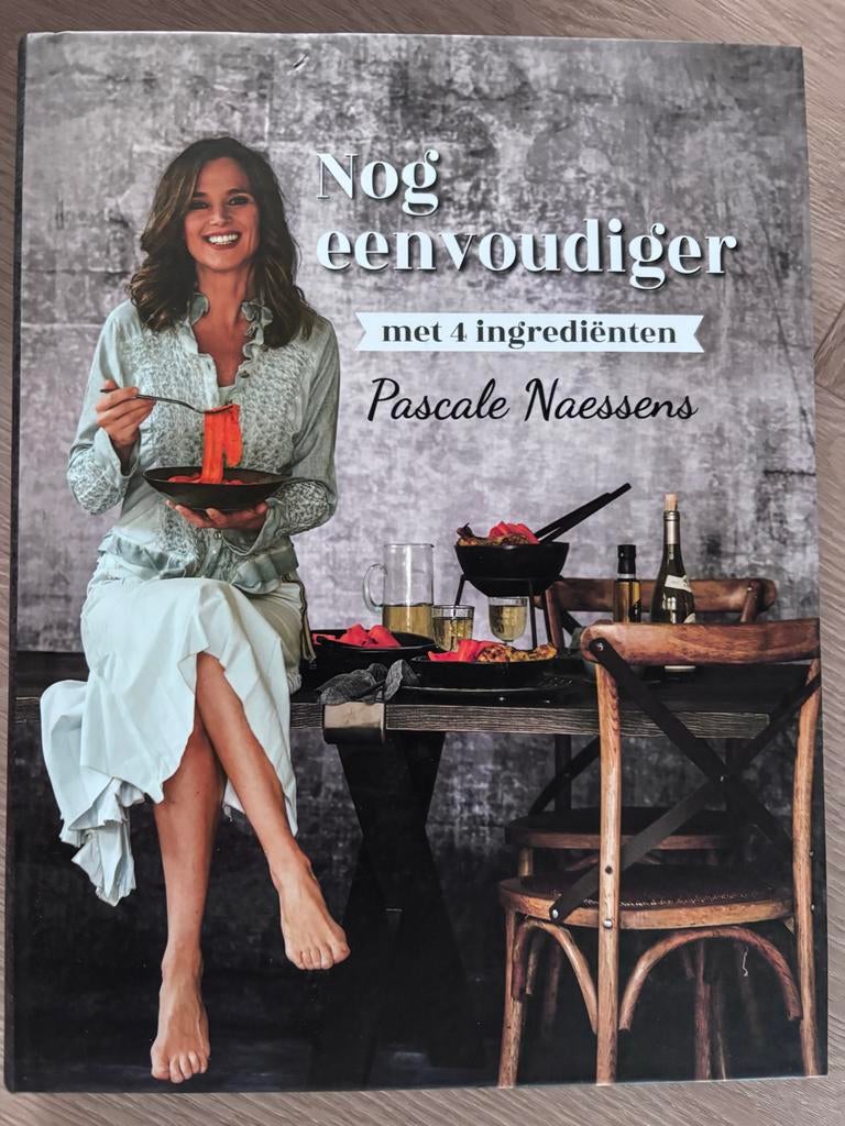 Nog eenvoudiger met 4 ingrediënten - Pascale Naessens, Boeken, Hoofdgerechten, Ophalen of Verzenden, Zo goed als nieuw, Europa
