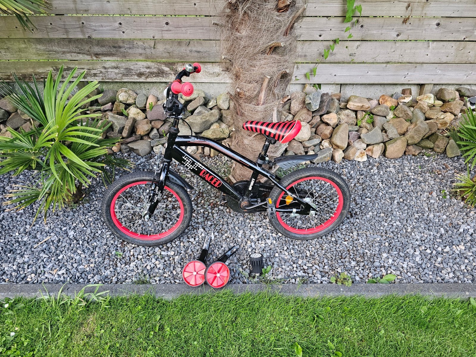 Kinderfiets 16 inch zwart/rood met zijwieltjes, Ophalen, Terugtraprem, Zijwieltjes, 16 tot 20 inch