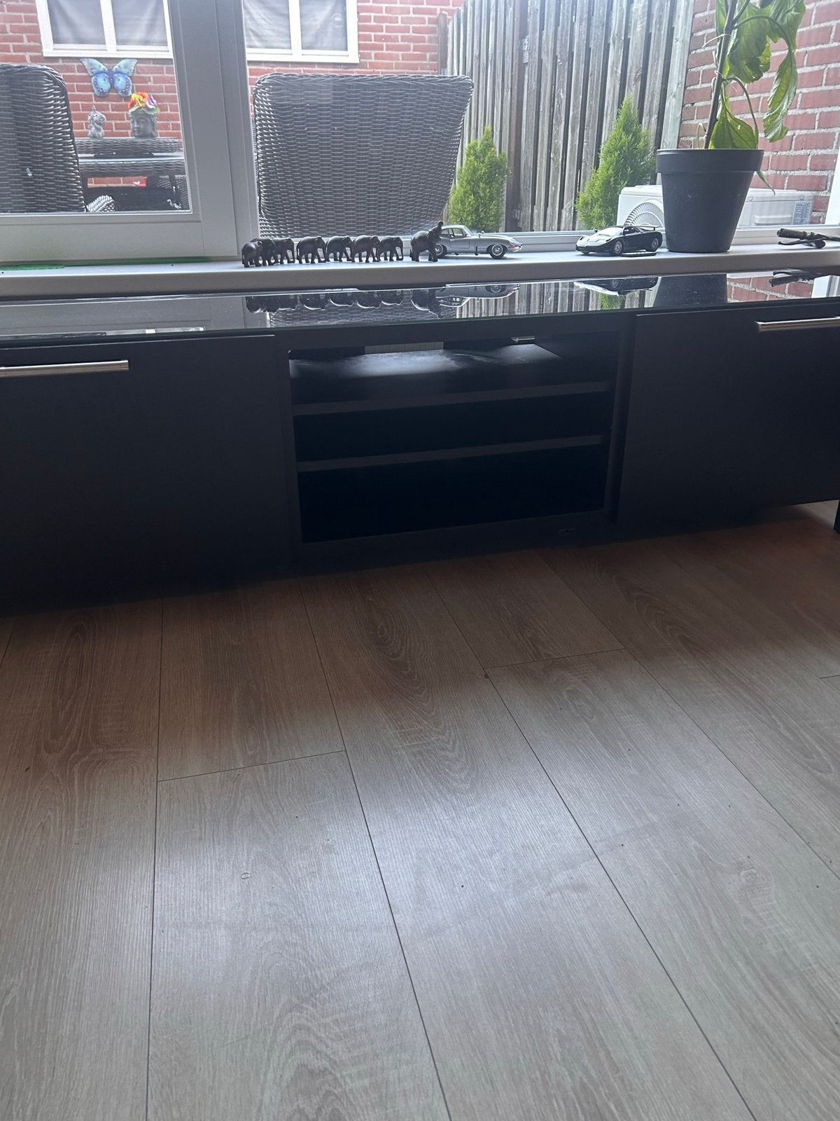 Modern TV-meubel met glazen plaat en diepe lades, Ophalen, Gebruikt, 150 tot 200 cm, Glas